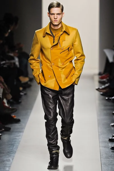 Look 16